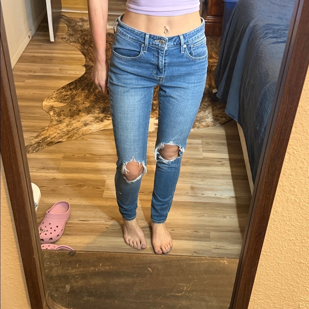 Levi’s high rise skinny jeans - light wash distressed on knees size 27